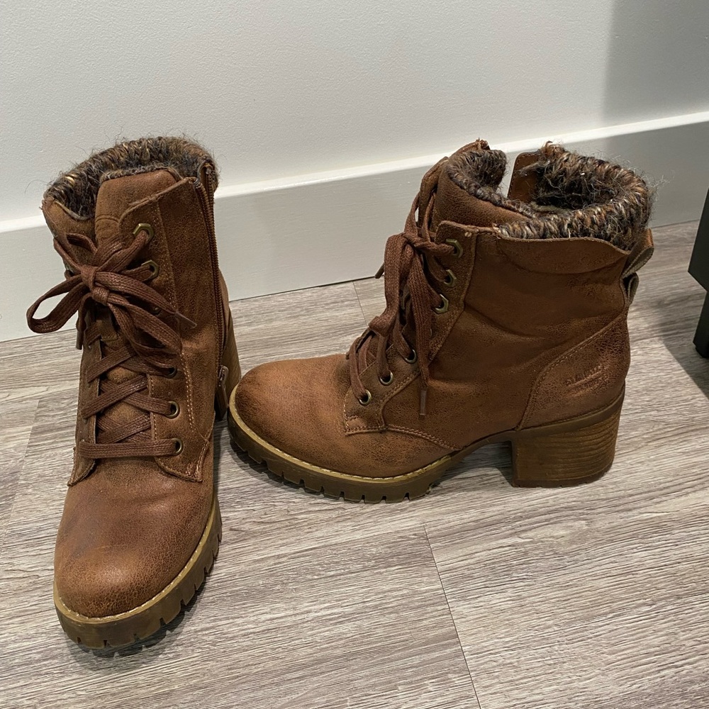 Softmoc brown leather heeled boots